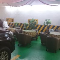 レストランは駐車場の片隅