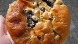 平たい形とパンの味わいと黒豆の味わいの程よいバランスの関係