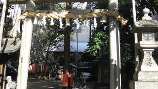 広小路通りに面して鎮座