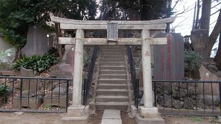 都内に残る富士塚の一つです。