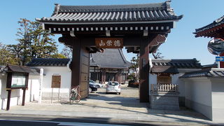 有名人のお墓があります。