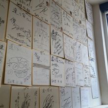 壁には有名人のサインがいっぱい