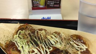 搭乗エリアで食事が取れる数少ないお店です。