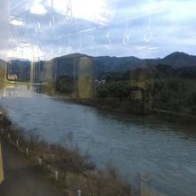 三江線車窓から見た江の川の流れ。