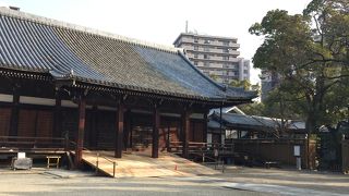 外側から雰囲気を伺うのみ