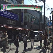 経堂駅から商店街を抜けて徒歩20分です。