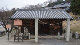 東大寺二月堂の下の方に建つ小さな建物