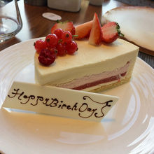 切ったらこんな感じ。中にもイチゴの層が隠れていました