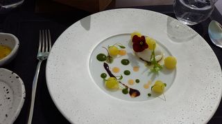 パレスホテル隣接のハイソなレストラン