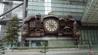 インパクトのある時計は見物。