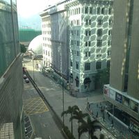 部屋から撮った、早朝の渋滞のない彌敦道とハーバーです。