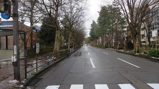 歴史的建物も道沿いにありました