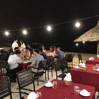 近くに浜辺のシーフードレストラン沢山あります。