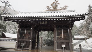 １０番札所の切幡寺は山の中にあるお寺で山門から333段階段を上った先に本堂があります。