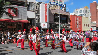 賑やかな通りで、歩いているだけで楽しい