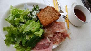 駅構内で朝ご飯