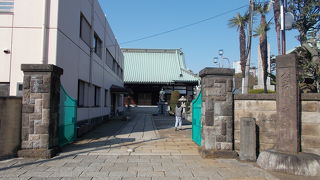 お岩さんの墓があります。