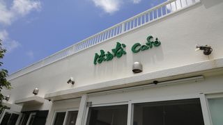 キジムナーの看板が迎えてくれる、かわいらしいカフェ