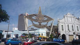 お土産探しもできますが、バティックも体験できます