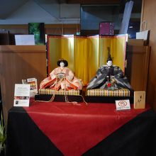店内には雛飾り