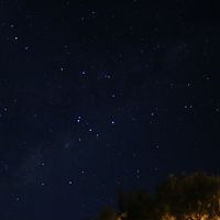 朝4時起きたら、屋根照明が消えていたので、星空を撮影しました