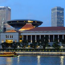 ボート・キーから見たシンガポール川向こうの国会議事堂。