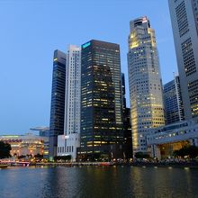 ボート・キーから見たシンガポール川とラッフルズ・プレイス夕景