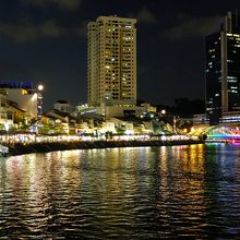 ボート・キーやエルジン橋方向のシンガポール川夜景。