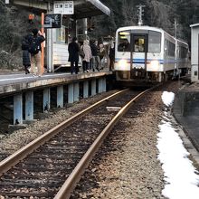 交換待ちの三次行き列車。