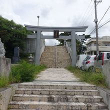 漲水御嶽から続く参道。