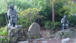 ほのぼのとした座像です