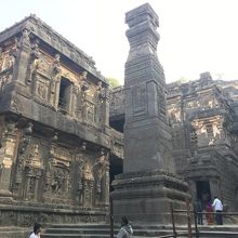 岩から切り出したとは思えない