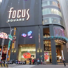 中山路沿いにあります