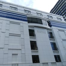 白をベースに一部青色で波みたいです