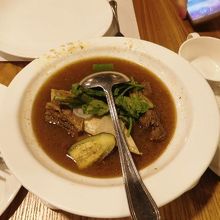 珍しいビーフのシニガンスープは新メニューかな？