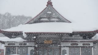 市街地途切れる東の丘に