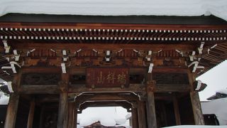 立派な山門を擁するお寺