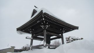 士別の国道沿いにある鐘撞堂のあるお寺