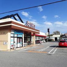 店の外観と駐車場