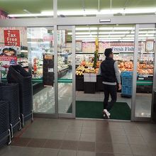 入るとすぐ、果物、野菜売り場がある。