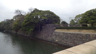 大部分が埋め立てられわずかに残っている川がここに。