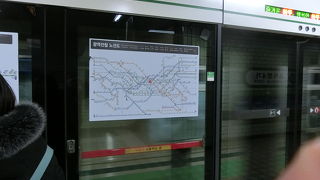 地下鉄の駅には飲食店以外もありました