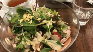 船橋東武デパートの1階にあります。