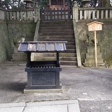 とても小さな社殿です。勇敢な神様がまつられています。