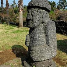 薬泉寺の境内には、トルハルバンも立っていました。