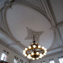 天井には立派なシャンデリア、そして美しいレリーフ