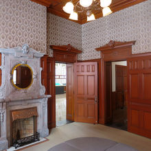 旧頭取室は美しい欅の一枚板、そして豪華な暖炉