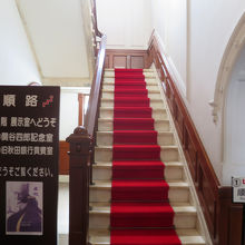 大理石の階段を2階へ向かいます