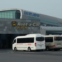 レンタカーと書かれた建物が空港ビルそばにありますが…、