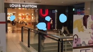 数多いブランドショップでも一番目立つ場所